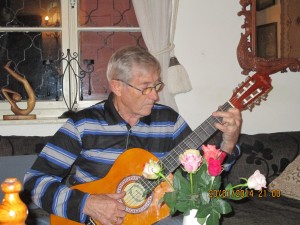 Henning med gitaren